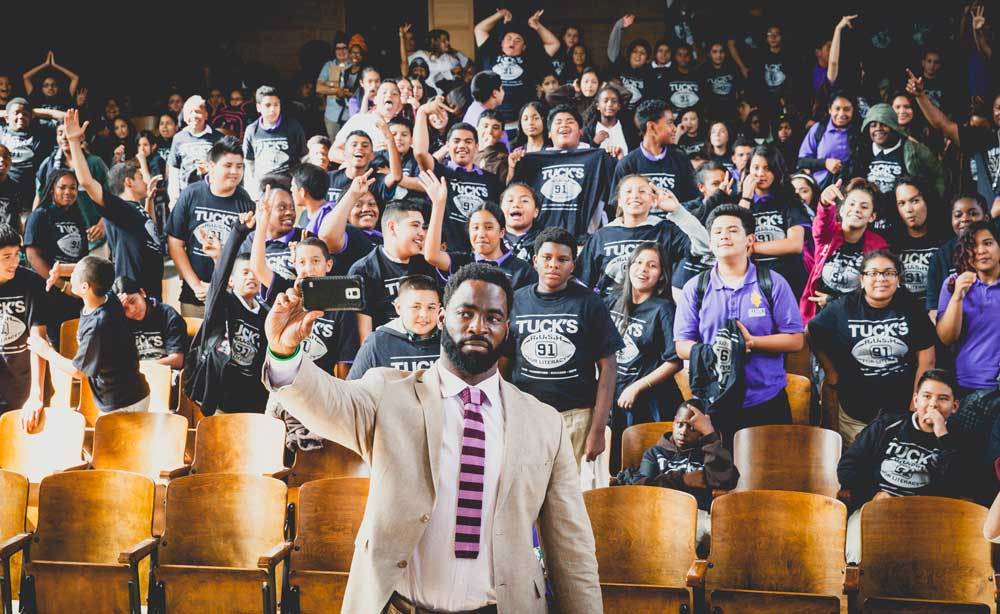 Justin Tuck taking a selfie with students.